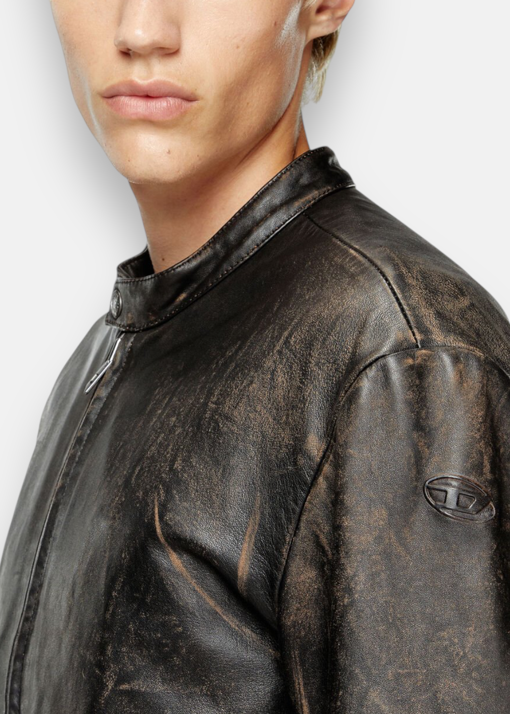 revelation de la matiere en cuir de la veste motard Diesel style motard effet vieilli