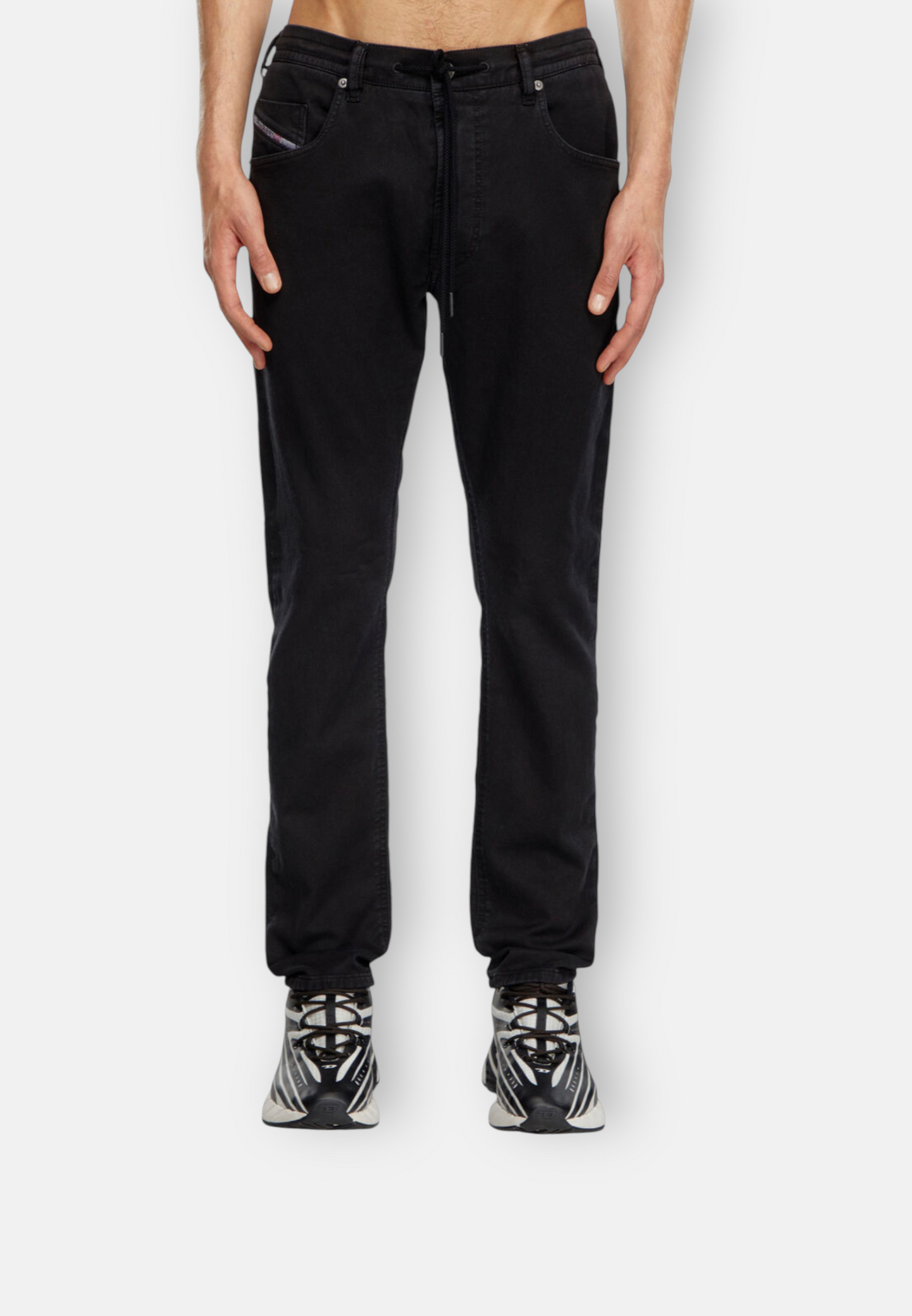 detail et vue de face du diesel 2032 joggjeans noir pour homme