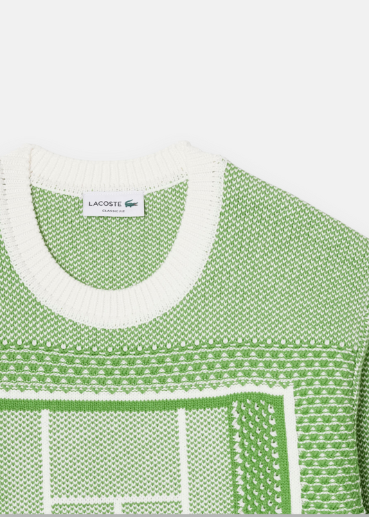 cette photo zoom sur le col du Pull pour homme Lacoste graphique court de tennis - vert et mets en avant ses details de broderies