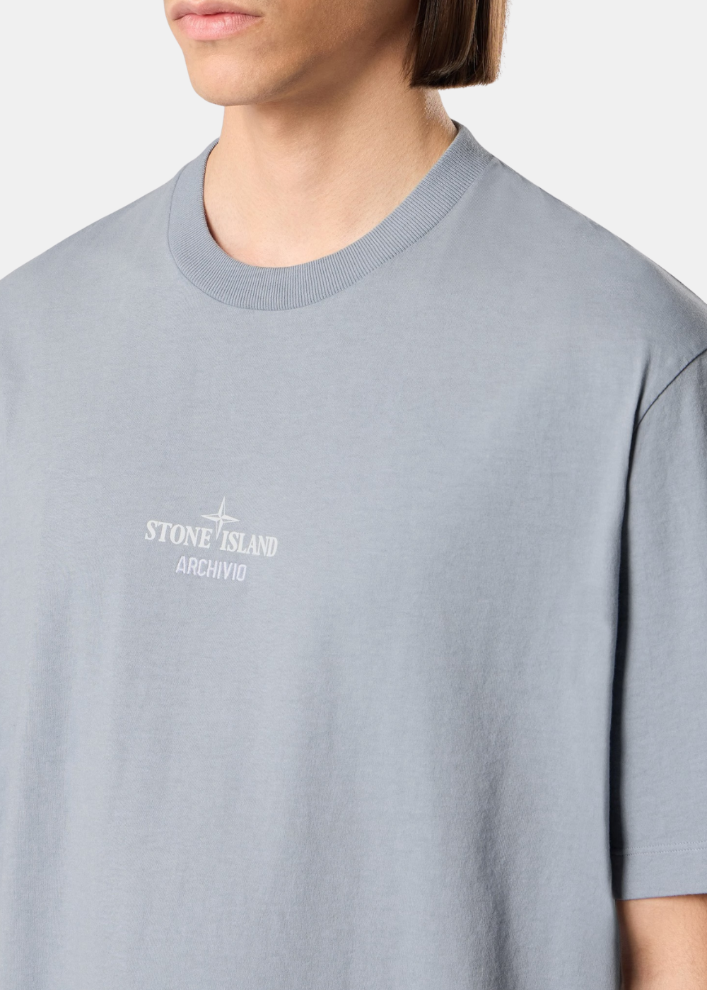 Gros plan sur le col rond et la poitrine du t-shirt gris (9_3.jpg), mettant en valeur la précision du marquage blanc Stone Island ARCHIVIO.