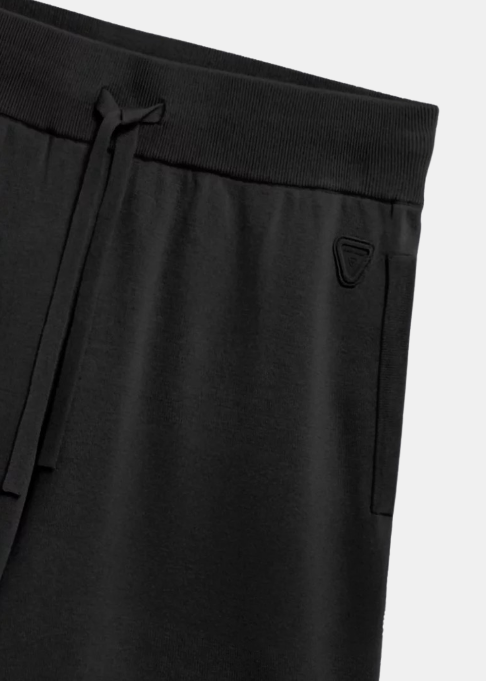 Gros plan sur la taille élastiquée à côtes et le cordon de serrage du short en maille noir Gertrude Isidore.