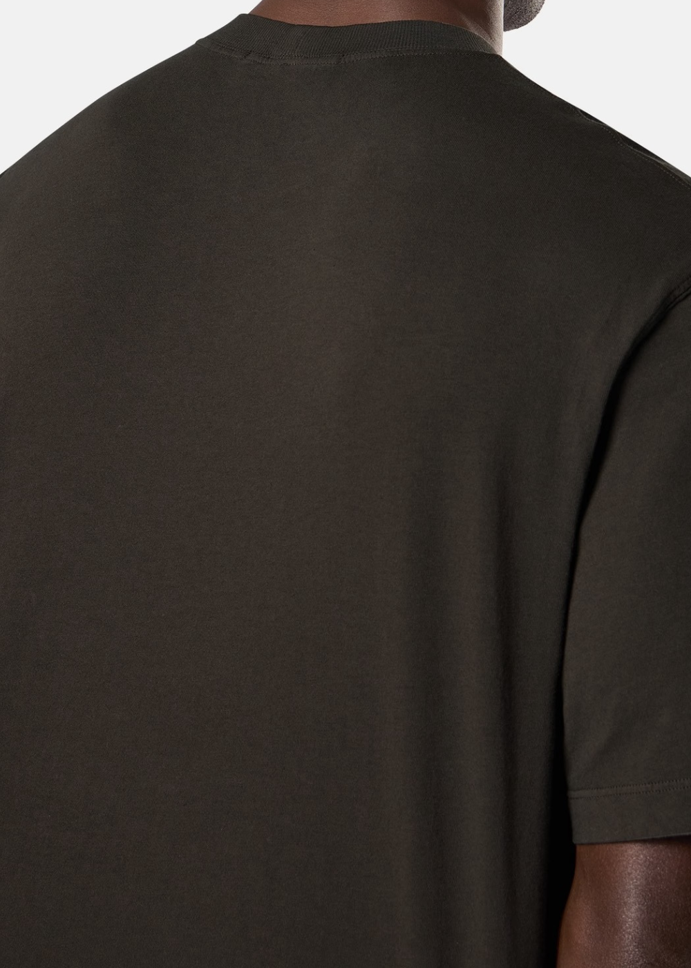 Gros plan de profil sur l'épaule et le haut du dos du t-shirt gris charbon (10_3.jpg), montrant la texture du coton doux et les finitions des coutures.