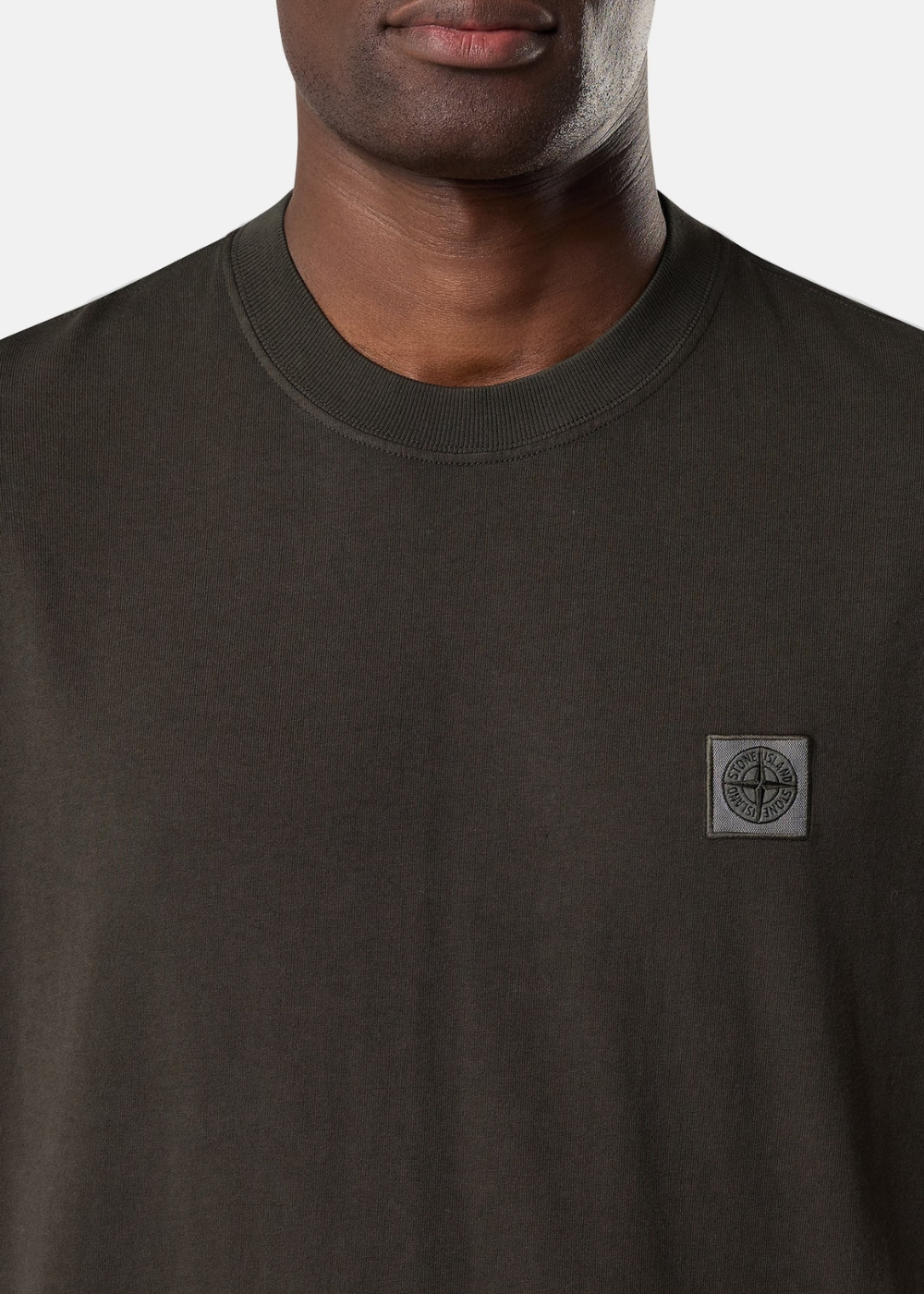 Gros plan sur le col rond et la poitrine du t-shirt gris charbon (9_4.jpg), mettant en valeur les détails du patch carré boussole Stone Island.