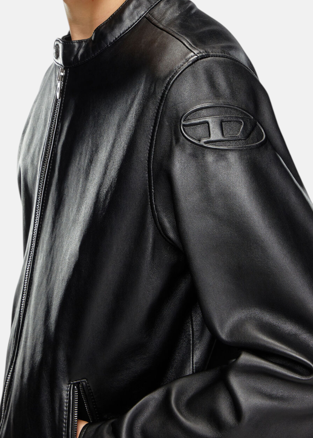 detail du logo de la veste en cuir Diesel col biker