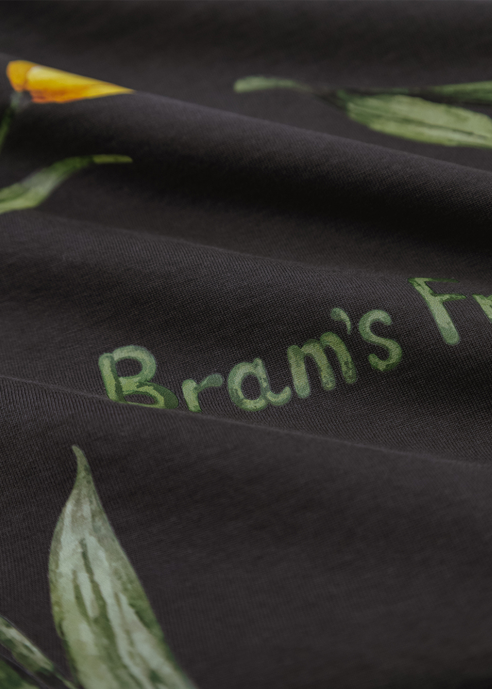 details-du t-shirt noir Bram’s Fruit floral 2.0