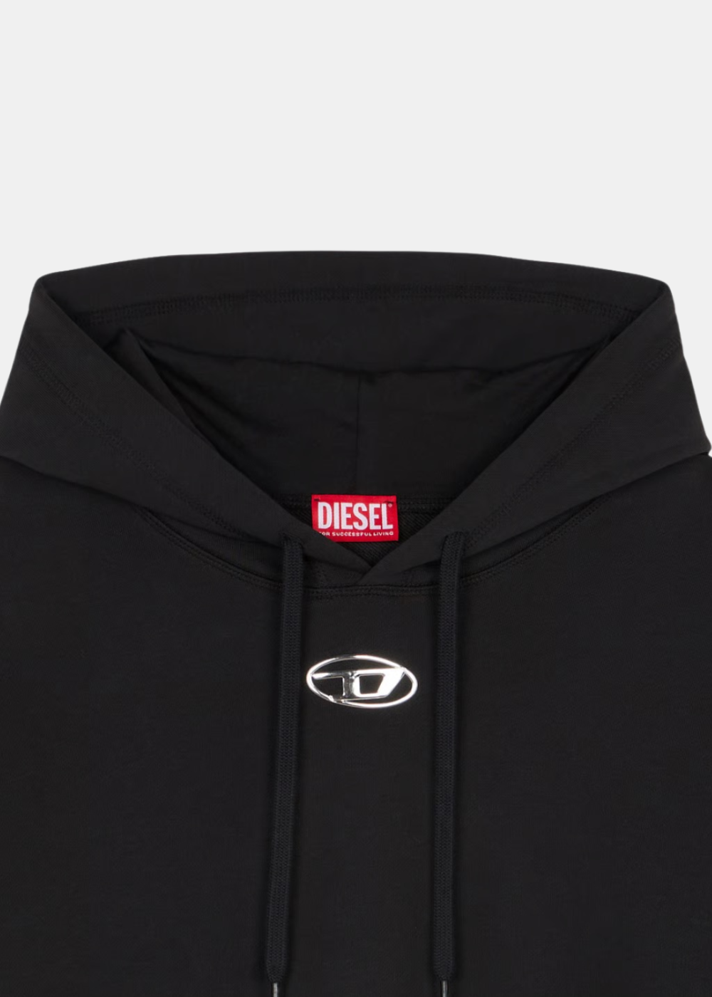 Zoom sur le col du sweat Diesel montrant le logo ovale en métal argenté et l'étiquette de marque rouge.