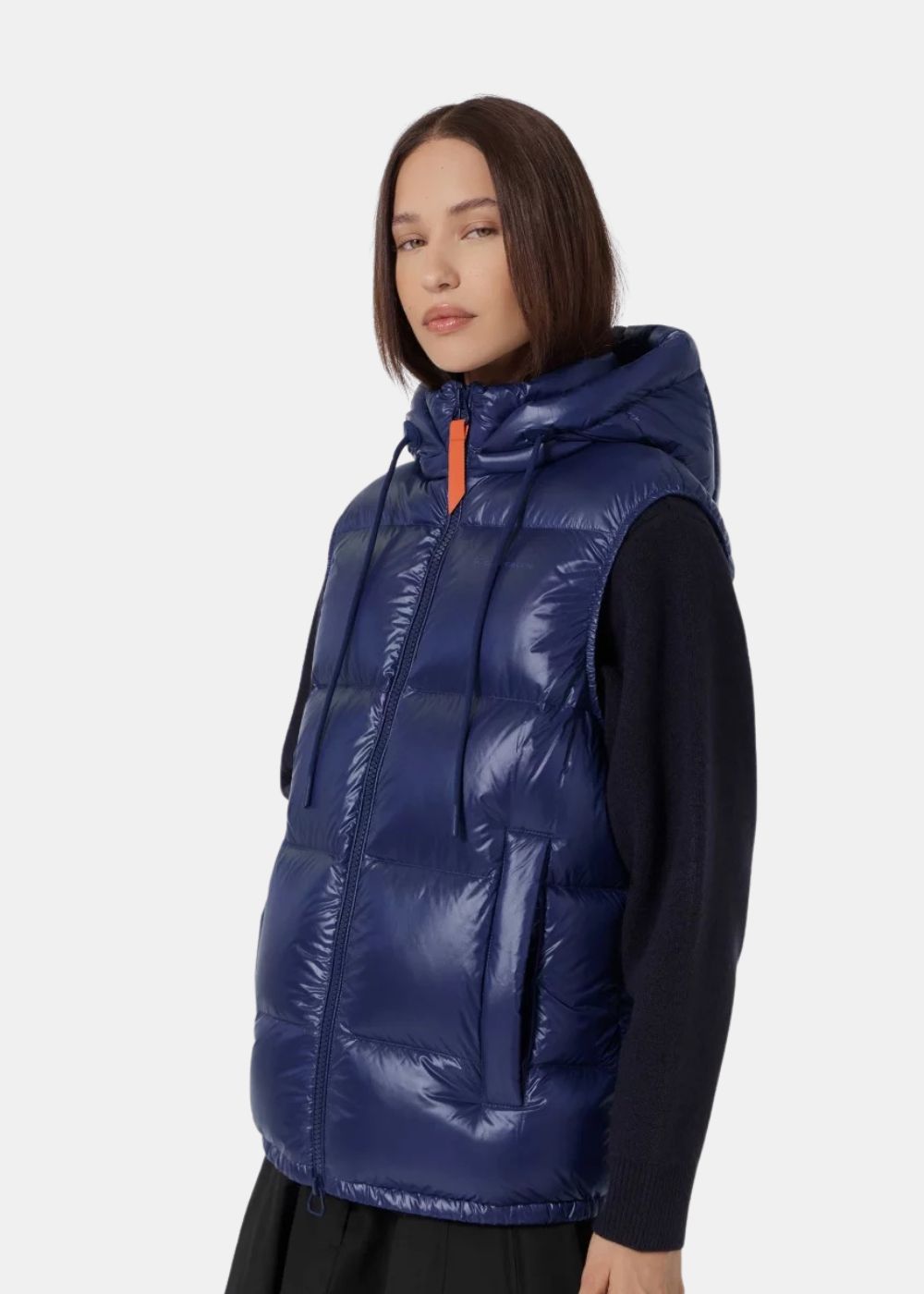 Mannequin femme portant la doudoune sans manches bleu nuit Gertrude CESAR par-dessus un pull noir.