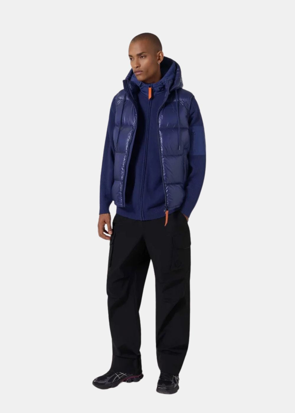 Vue en pied du mannequin homme portant la doudoune sans manches Gertrude CESAR bleu nuit et un pantalon noir.