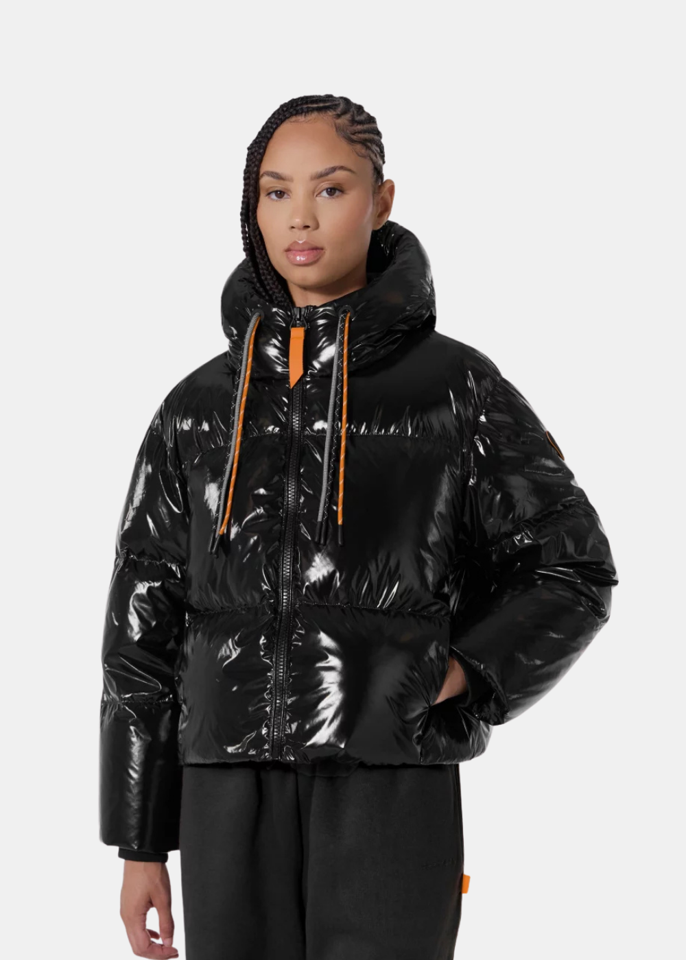 Silhouette complète avec la doudoune Lindsay oversize noire brillante Gertrude + Gaston portée fermée.