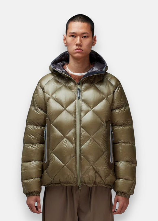 Homme portant la doudoune And Wander vert kaki, grand volume, chaude, idéale pour l'hiver.