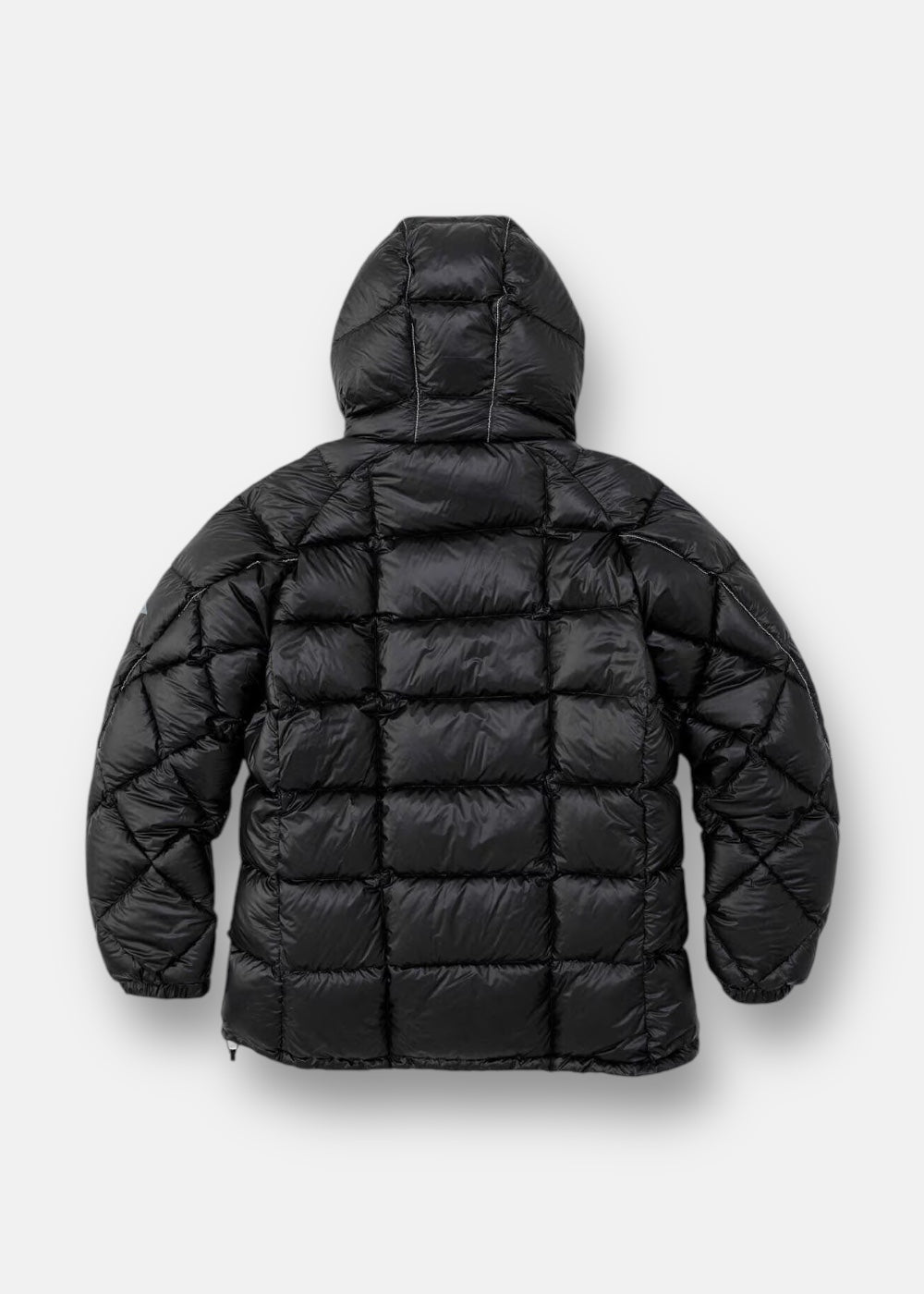 Dos de la doudoune And Wander noire, montrant le matelassage.