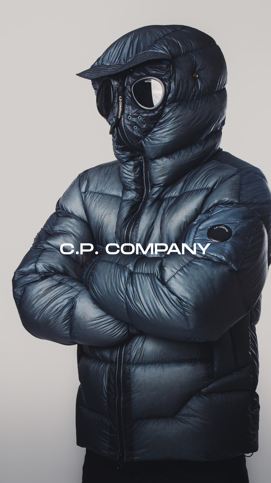 mannequin qui porte la doudoune dd shell cp company full zip