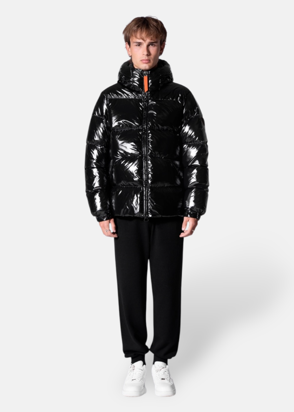 doudoune gertrude noir pour homme sur un mannquin debour de face avec son pantalon noir