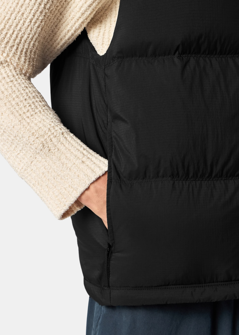 Gros plan sur la poche latérale zippée de la doudoune sans manches Stone Island Cordura RDS noire mat