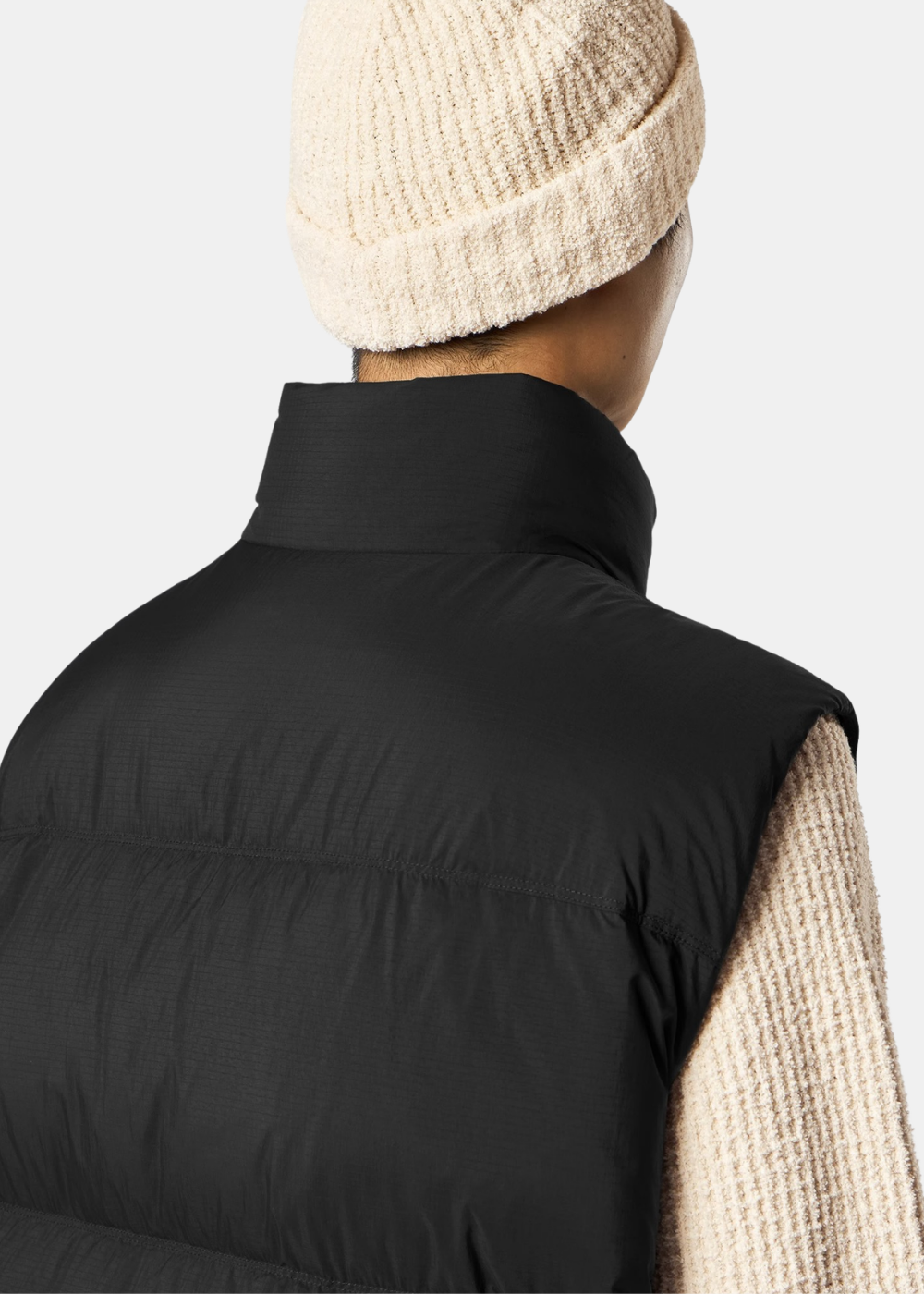Vue de dos portée de la doudoune sans manches Stone Island Cordura RDS noire mat sur un pull beige à col montant