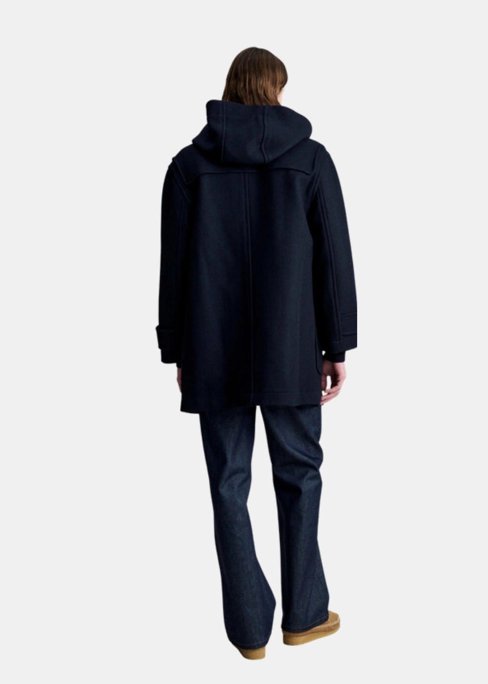 Porté en pied de dos d'un duffle coat A.P.C. Luis en laine marine, montrant la capuche large et la coupe droite.