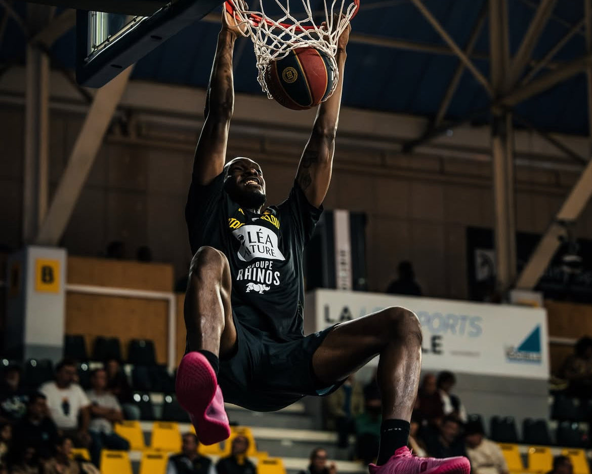 dunk d'un joueur du stade rochelais basket a la salle gaston neuveur en partenariat avec le magasin Purple store