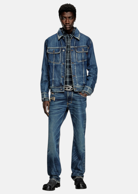 Jeans Diesel 1985 Larkee regular bleu foncé portés par un homme, coupe droite, look complet.