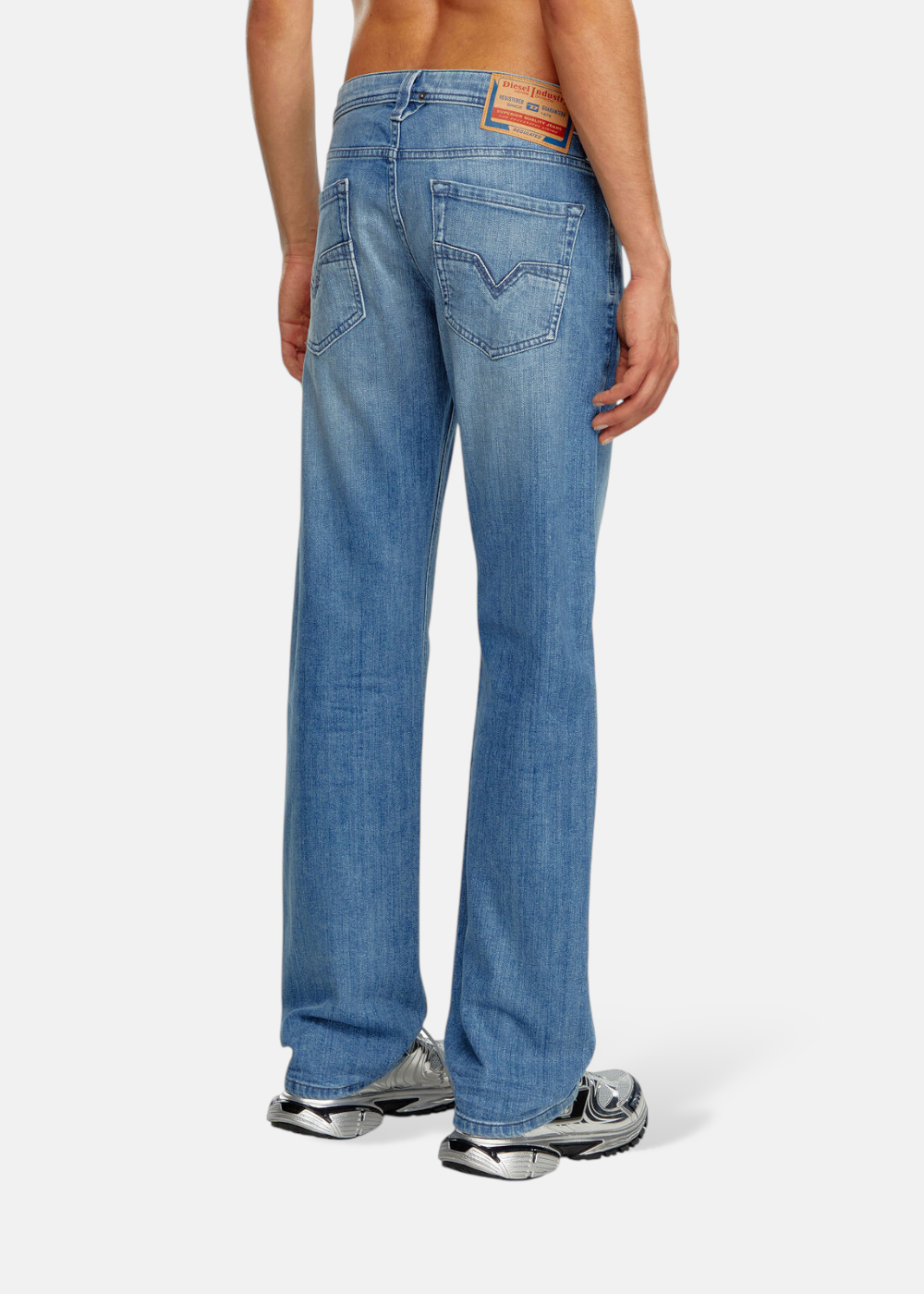 Jeans Diesel 1985 Larkee regular bleu, coupe droite, portés par un homme, vue de dos montrant l'étiquette Diesel.