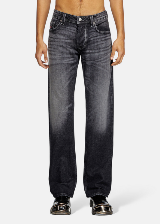 Jeans Diesel 1985 Larkee regular noir, coupe droite, taille basse, portés par un homme, vue de face.