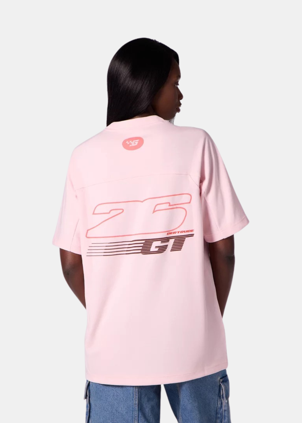 Vue de dos du t-shirt rose Gertrude Baris montrant l'inscription graphique horizontale aux épaules.