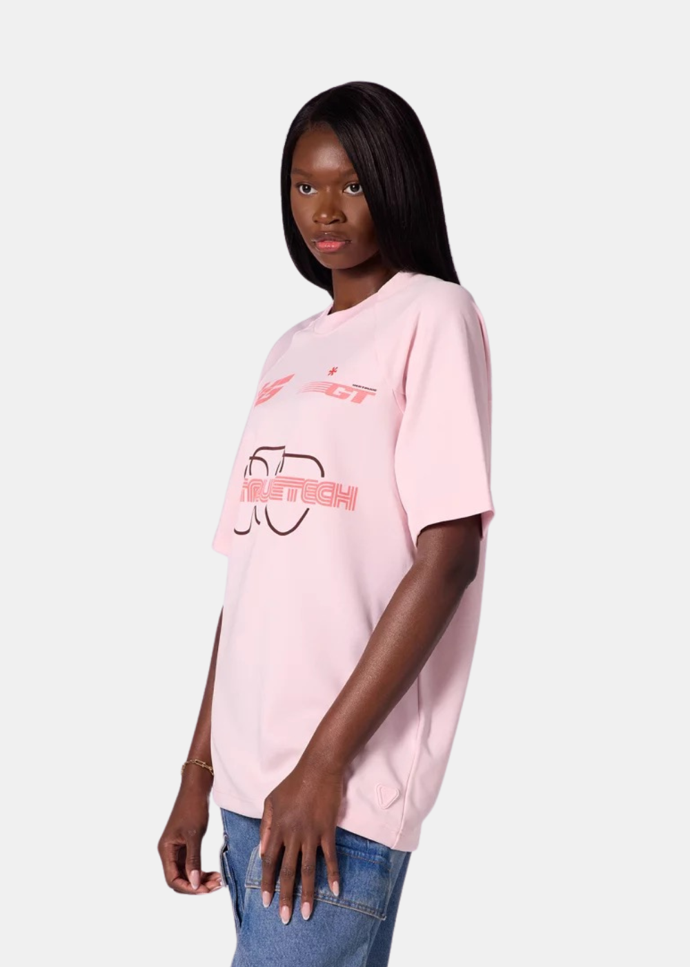 Vue de face du t-shirt baseball rose Gertrude Baris avec sérigraphie graphique sur la poitrine.