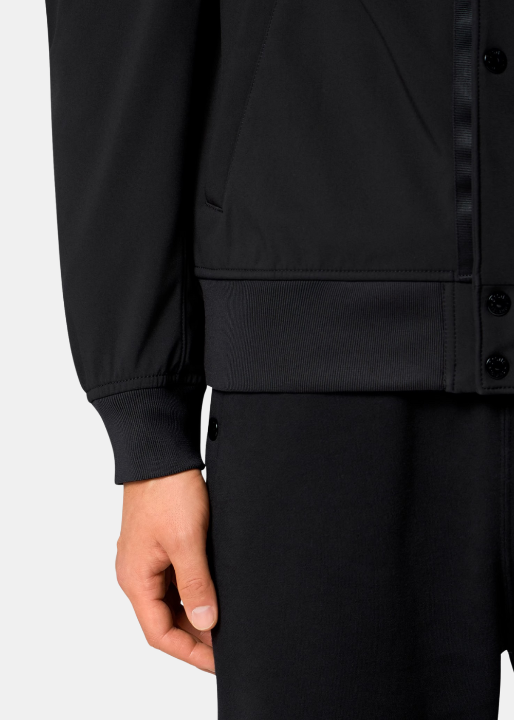 Détail du poignet en bord-côte élastique noir assurant l'étanchéité thermique de la veste.