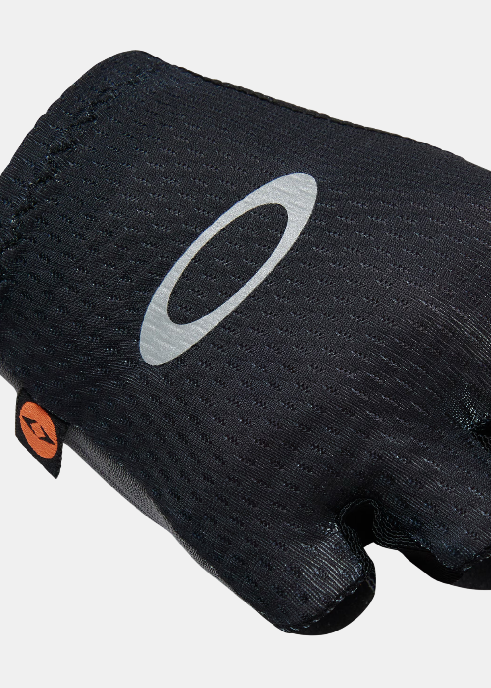 Gros plan sur le tissu respirant du gant de cyclisme Oakley Drops Elite Road noir avec le logo Ellipse argenté