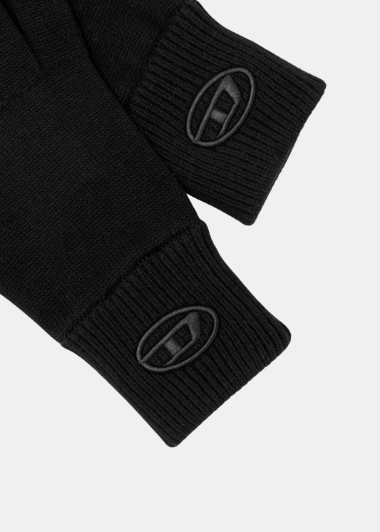 Gros plan sur les poignets côtelés des gants en maille noirs Diesel avec le logo Oval D brodé en ton sur ton