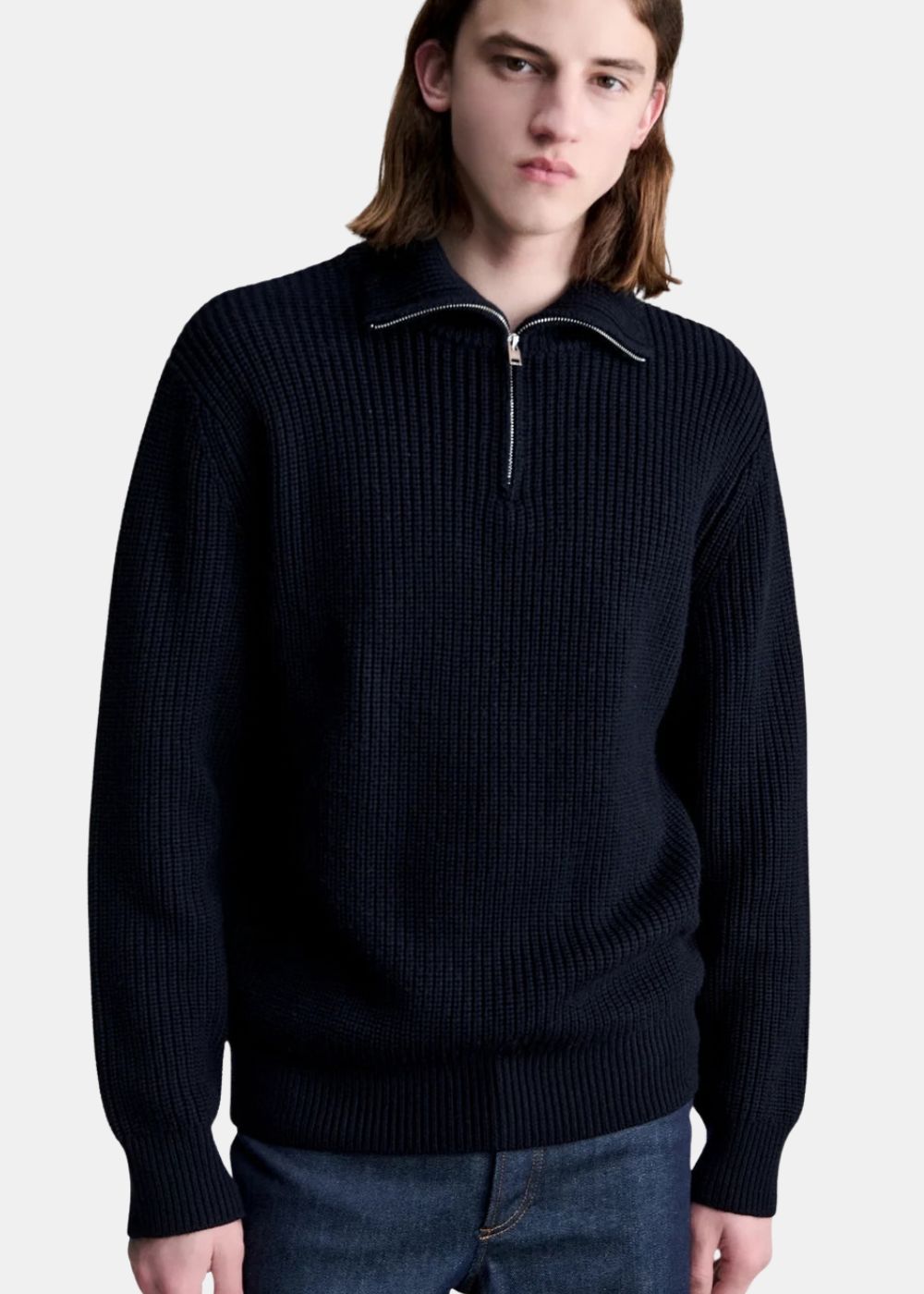 Gros plan sur le col camionneur zippé et la maille en pure laine du pull noir A.P.C.
