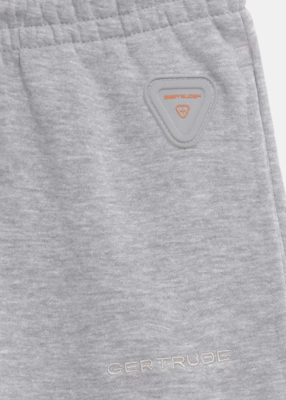 Gros plan sur la broderie ton sur ton GERTRUDE et le patch en relief sur le pantalon gris ROBBIEW