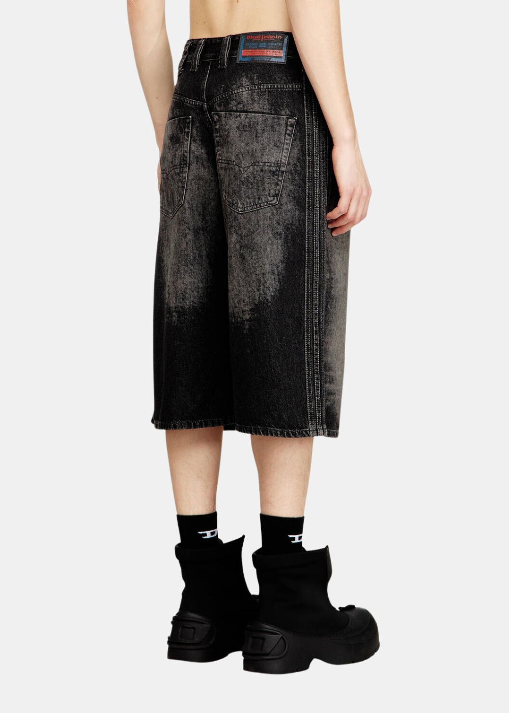 Bermuda long Diesel en denim gris délavé avec poches arrière et étiquette logotypée bleu porté de dos.