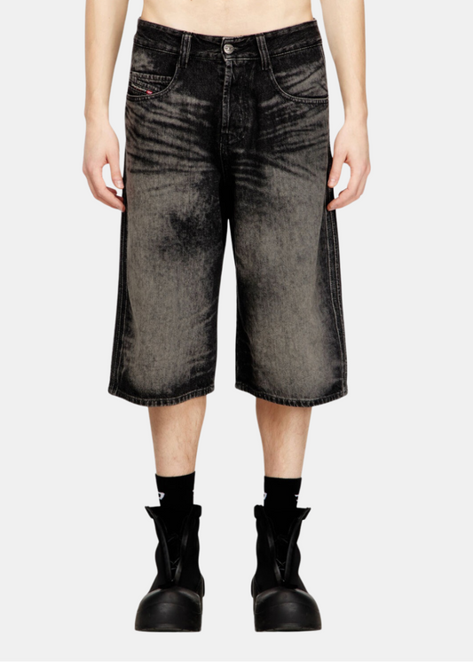 Bermuda long homme Diesel en coton et chanvre gris avec moustaches marquées porté de face.