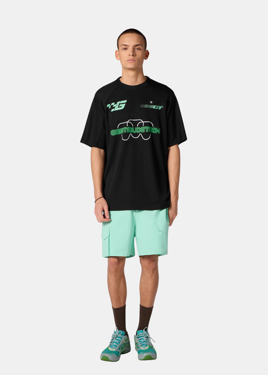 Un mannequin porte le t-shirt baseball noir Gertrude Baris avec un short vert menthe et des chaussures vertes
