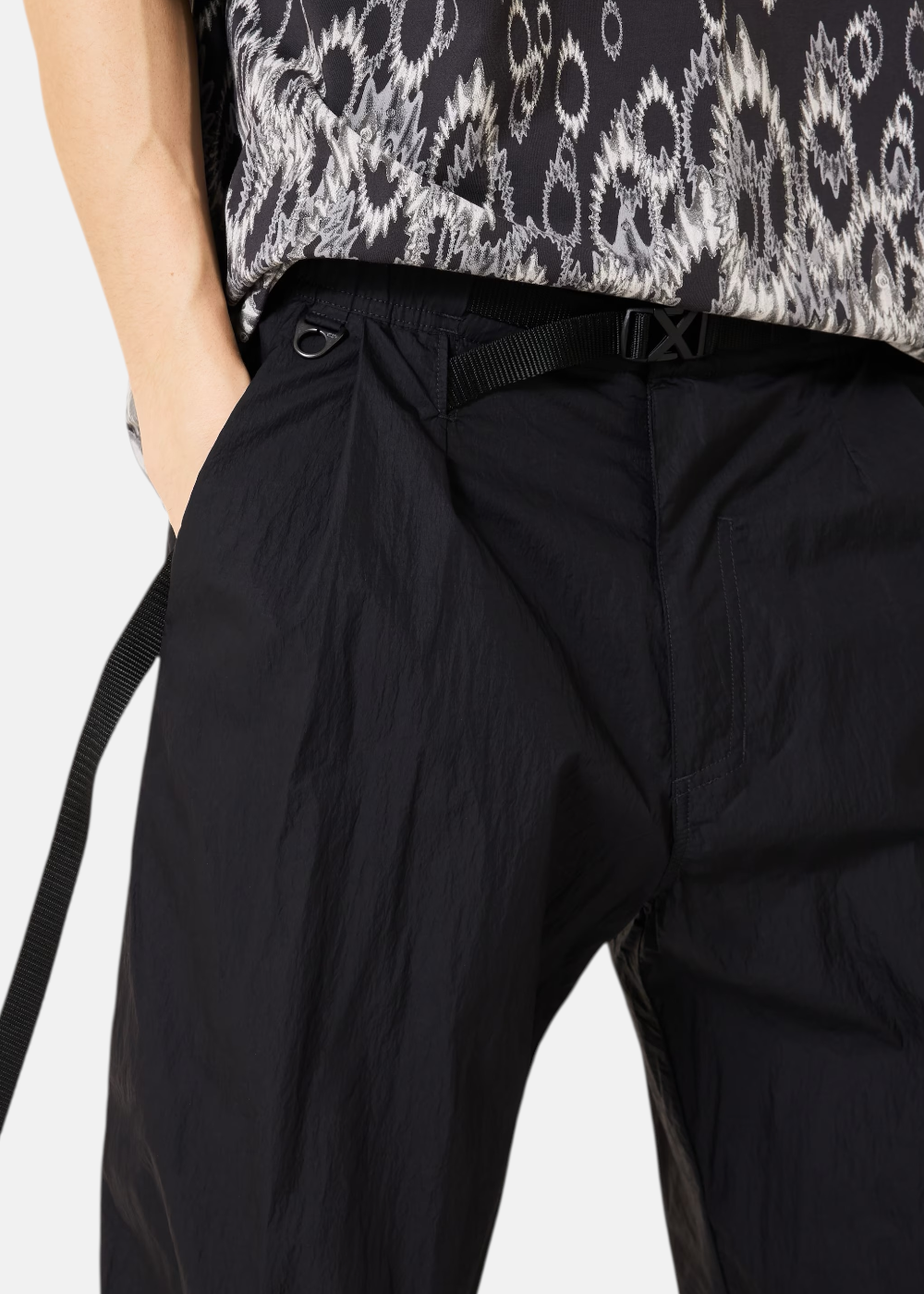 Gros plan sur la taille du pantalon technique noir montrant la ceinture en sangle intégrée et la texture du tissu nylon