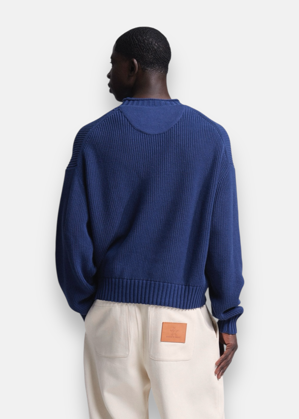 Vue de dos du pull homme bleu marine Bram's Fruit montrant la maille texturée et l'empiècement au col.