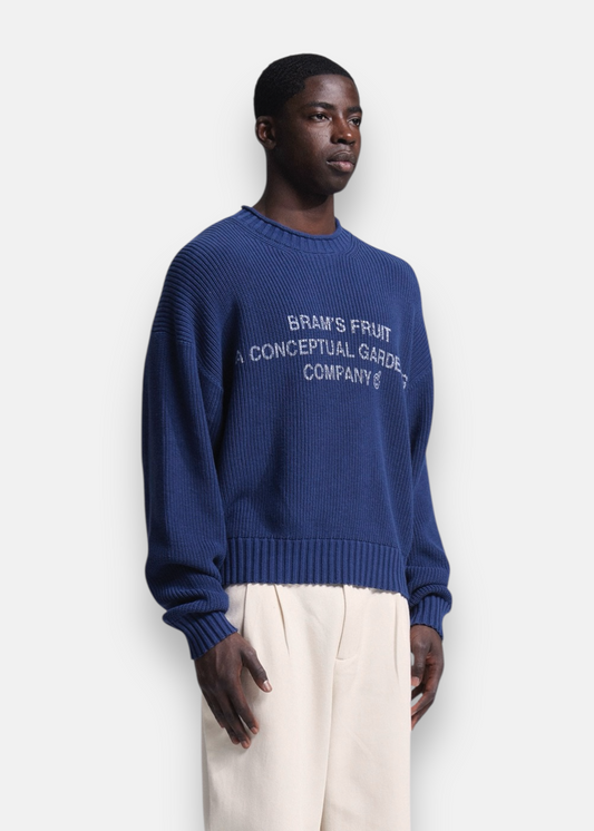 Look complet avec pull homme bleu marine Bram's Fruit et pantalon beige, vue de trois-quarts.