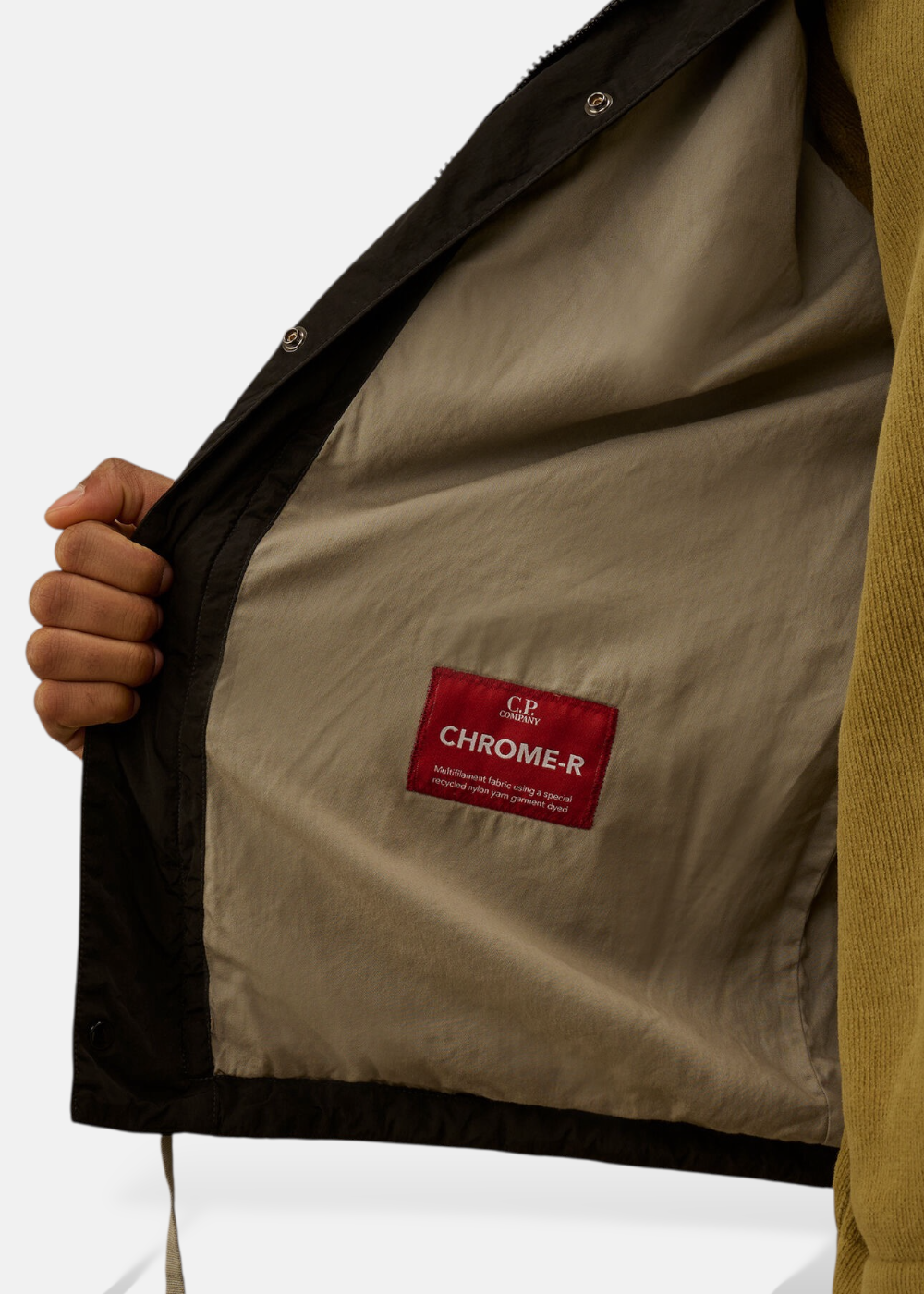 Vue de l'intérieur de la surchemise montrant l'étiquette rouge Chrome-R et la doublure en coton.