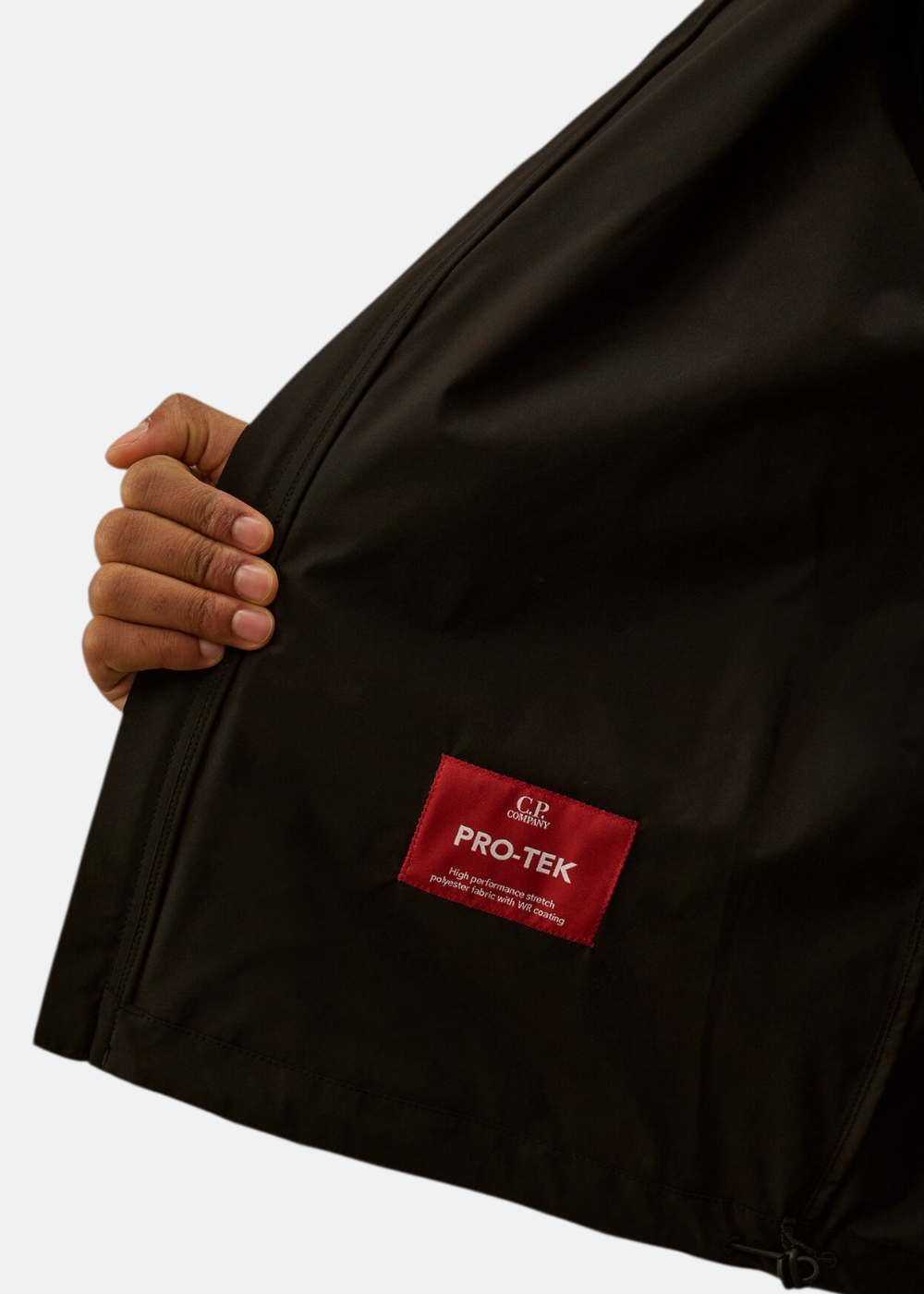 Vue intérieure de la veste montrant l'étiquette rouge Chrome-R et la doublure en coton.