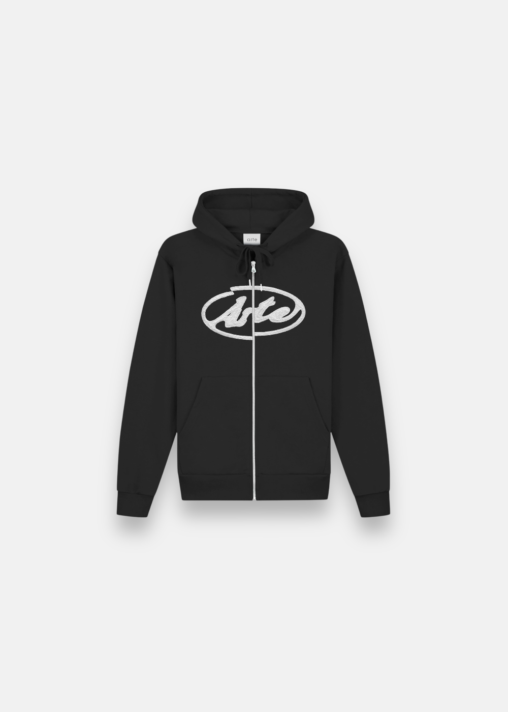 Hoodie zippé noir Arte Antwerp avec grand logo circulaire blanc brodé sur la poitrine, vue de face.