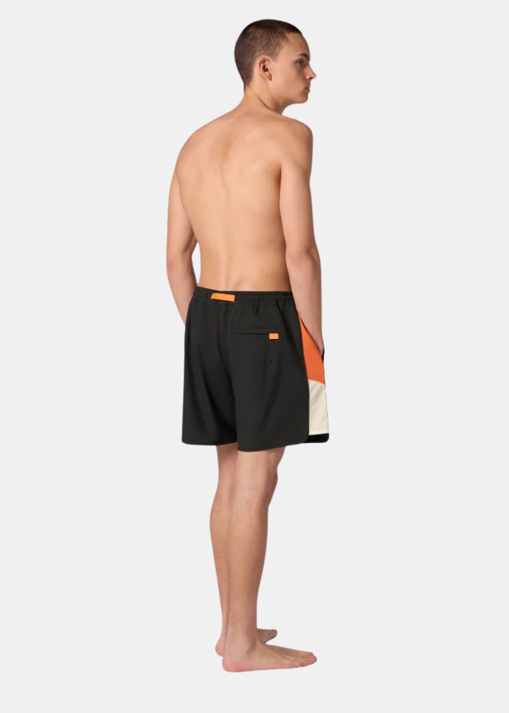 Homme de dos portant le short de bain Gertrude Samy noir avec bande latérale orange et étiquette arrière