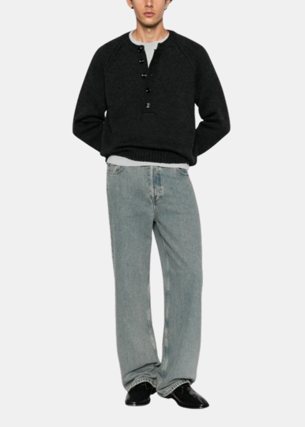 Silhouette Complète de face du Mannequin portant le jean A.P.C avec un Pull noir