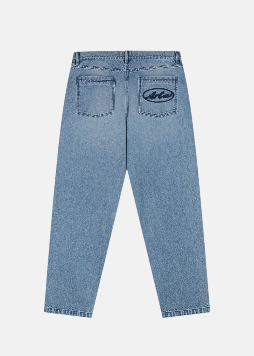 Jean bleu clair Arte Antwerp avec logo circulaire marine brodé sur la poche arrière droite, vue de dos.