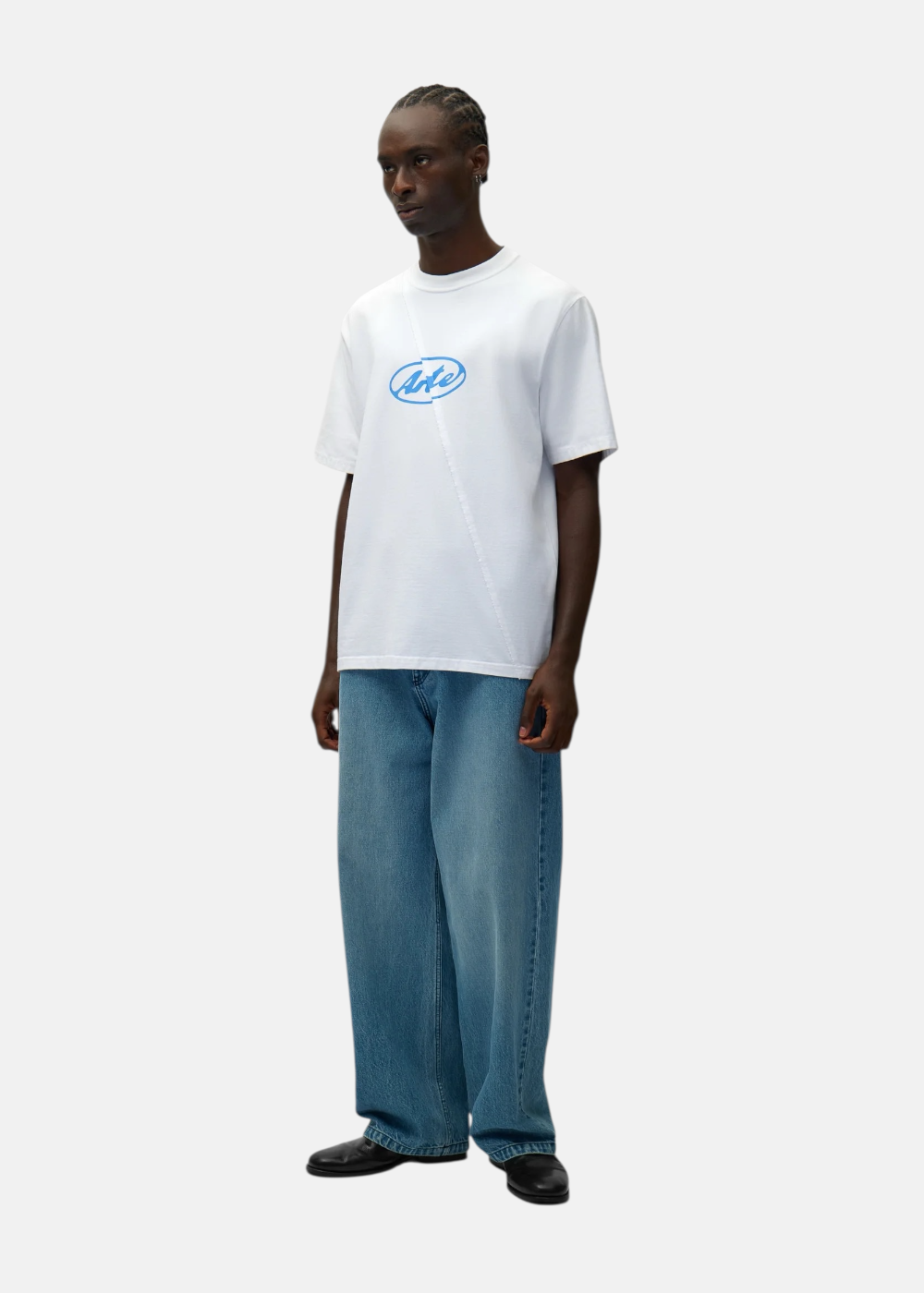 Mannequin portant le t-shirt blanc circle logo et le jean bleu clair Arte Antwerp, vue de face.
