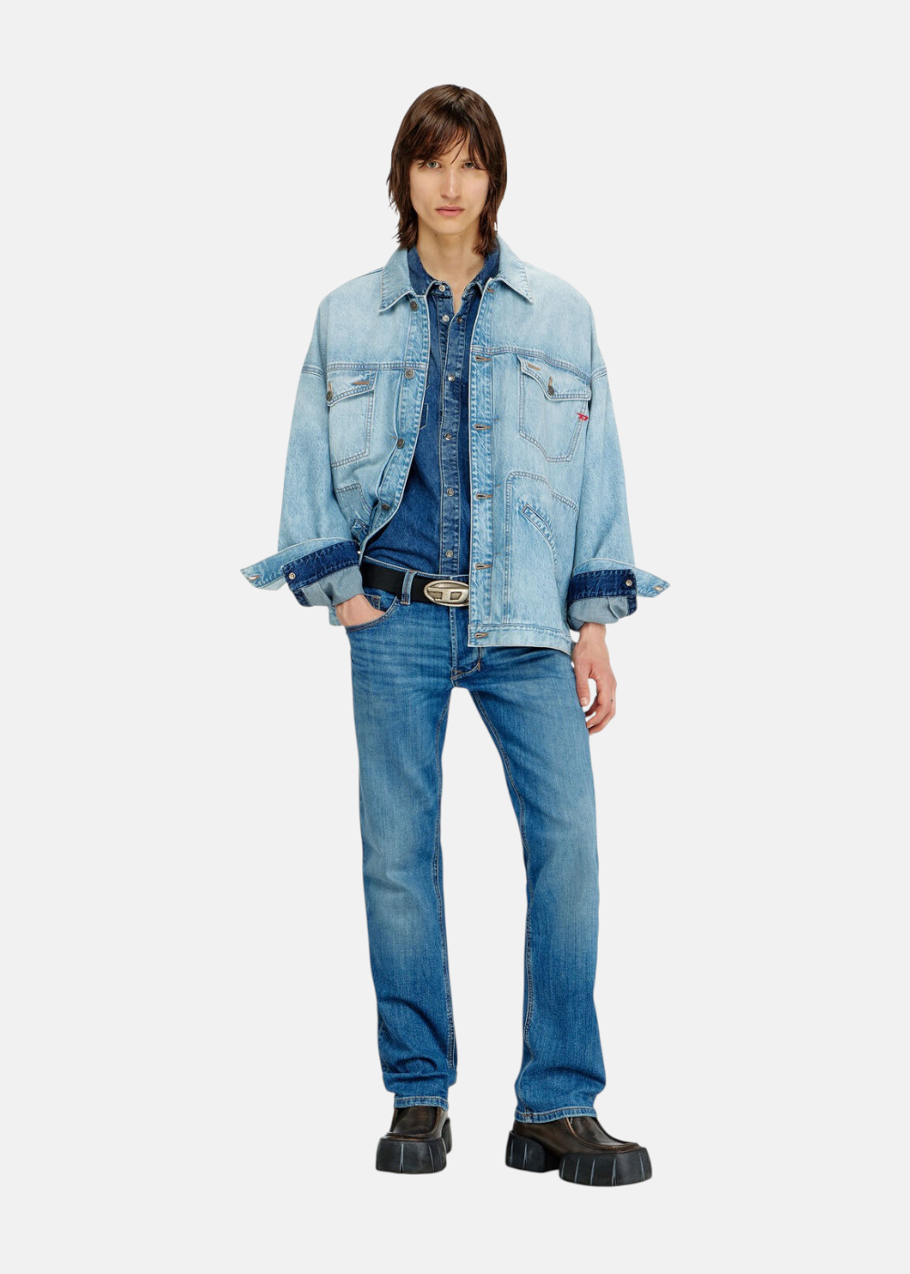 Silhouette complète montrant un mannequin avec le jean bleu clair Diesel 1985 Larkee, une chemise en denim et une veste en jean bleu clair délavé