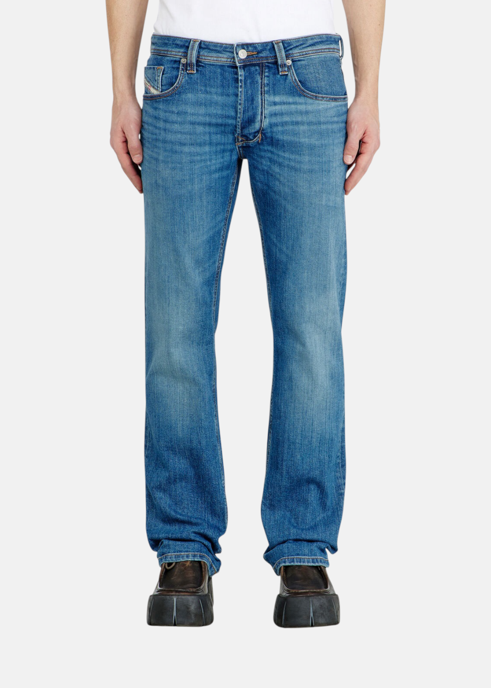 Jean bleu clair Diesel 1985 Larkee en denim de coton, porté par un mannequin de face avec des chaussures massives foncées