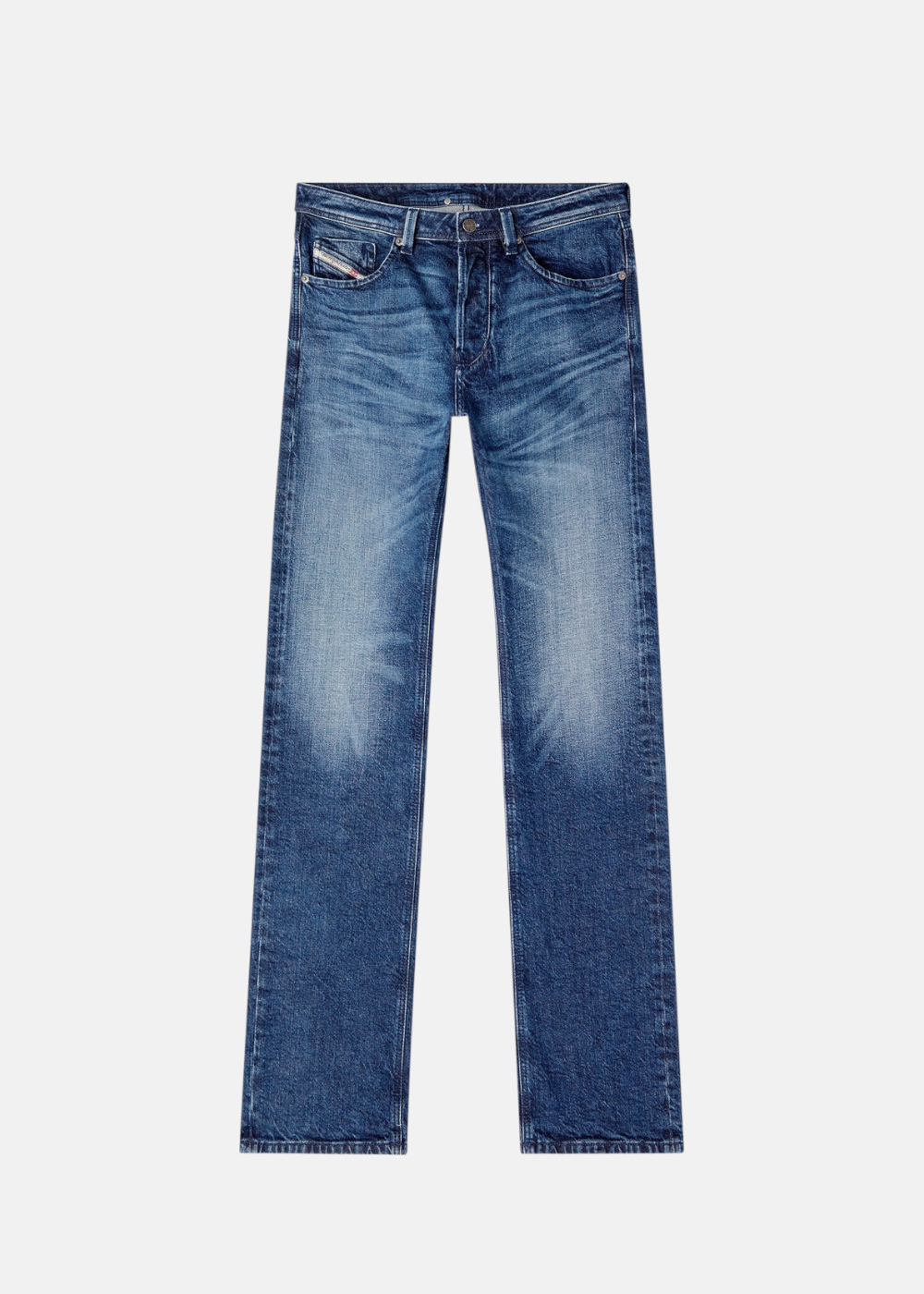 Jean bleu Diesel 1985 Larkee en coton régénératif avec un délavage subtil sur les cuisses, présenté à plat de face