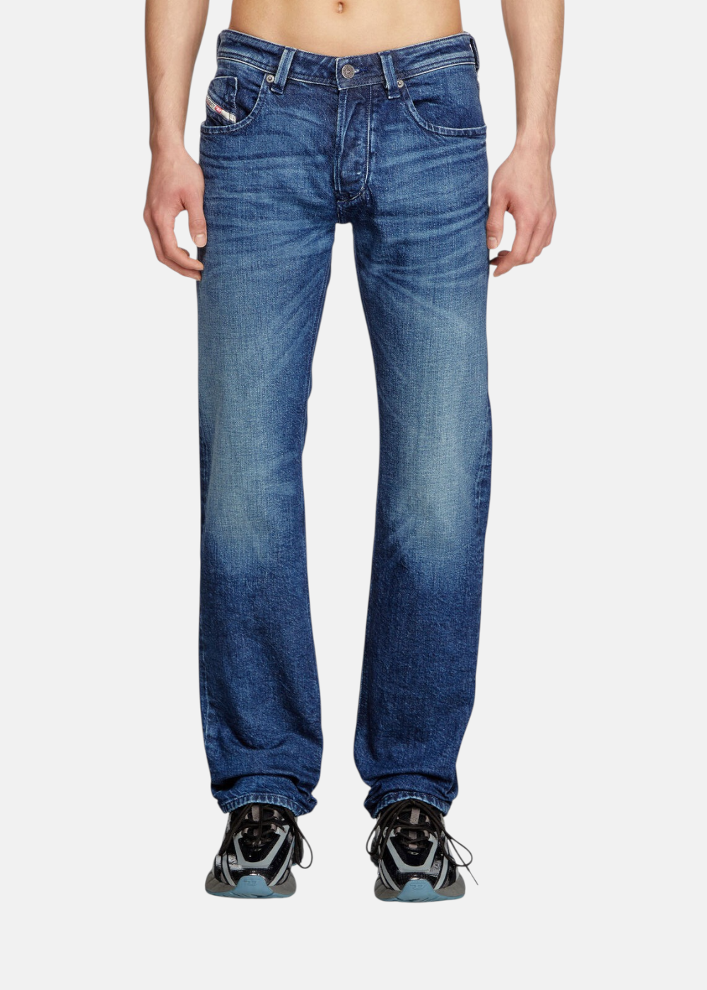 Jean bleu Diesel 1985 Larkee en coton régénératif de coupe droite, porté par un mannequin de face avec des baskets noires