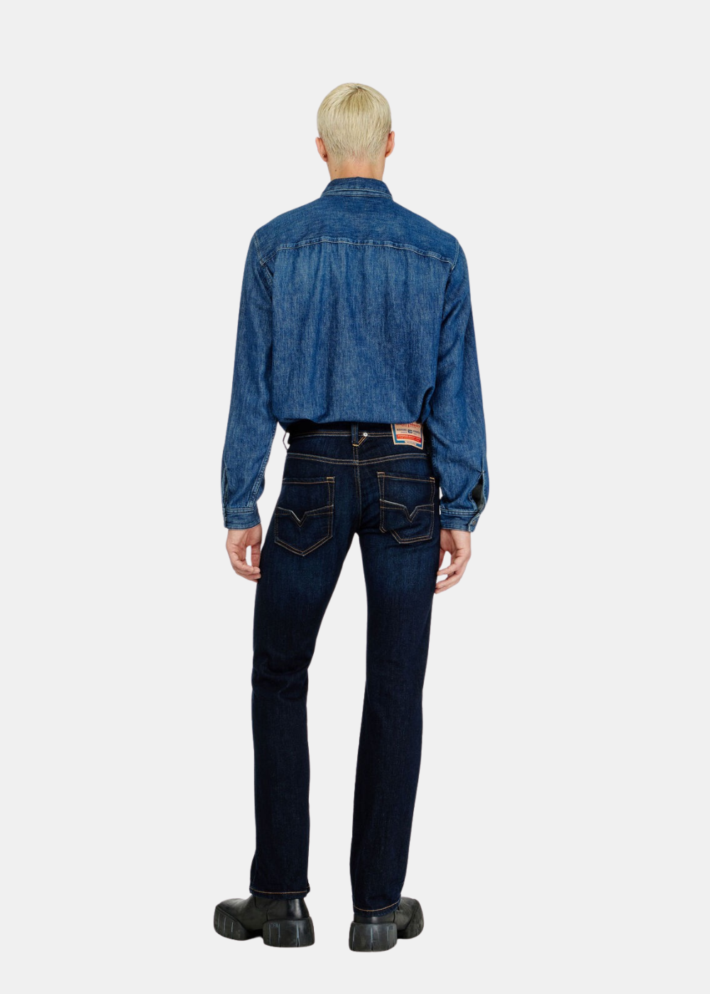 Silhouette de dos du mannequin en look complet avec la chemise en denim bleu et le jean bleu regular Diesel 1985 Larkee.
