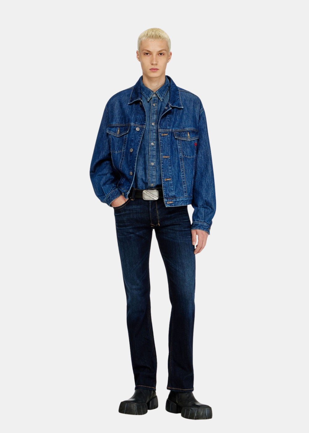 Mannequin homme de face portant une chemise une veste en denim bleu , le jean bleu regular Diesel 1985 Larkee et des baskets.